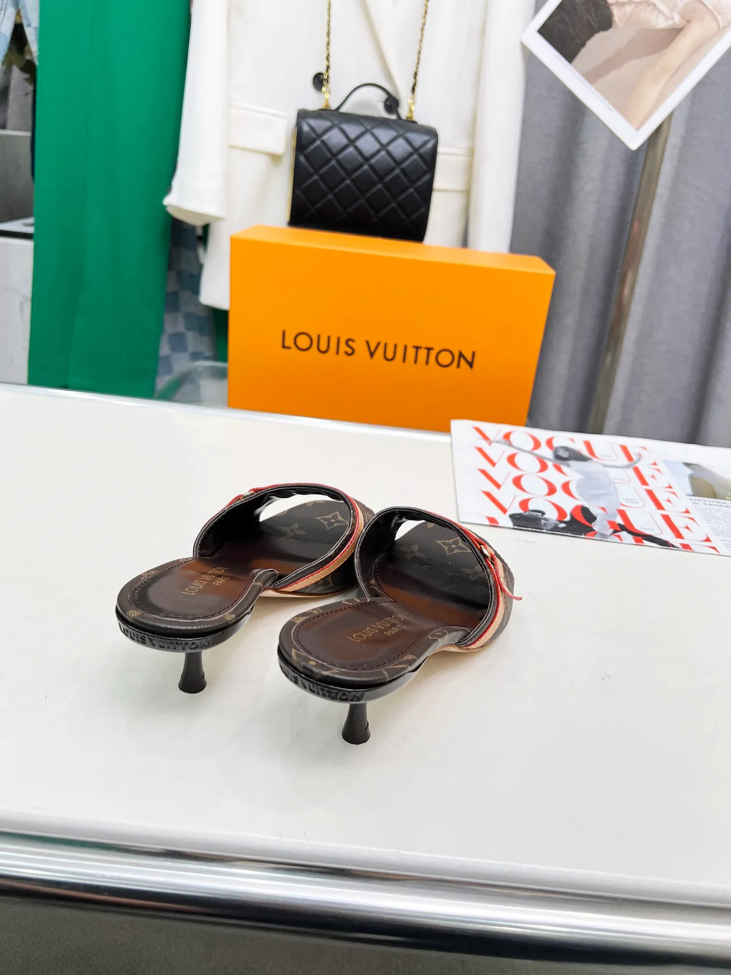 👟👟Ex-factory price 440👟👟 LV new denim kitten heel slippers 2025 summer must-have for goddesses, original replica, super comfortable on the feet. Show off the queen's temperament, the heel height is 5.5CM, which shows your temperament without being tiring. Standard code: 35-42 (41 and 42 codes are customized, non-returnable and non-exchangeable)